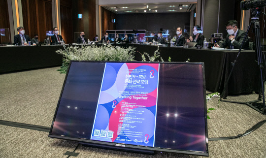 한국외국어대학교 국제지역연구센터 HK+국가전략사업단과 디지털타임스 공동주최로 8일 서울 신라호텔 영빈관에서 '한반도-북방 문화전략포럼'이 열렸다. 이날 '라운드테이블1 : 문화'에서 패널리스트들이 문화적 교류와 통상의 길이 더 확대되어야 한다면서 심층적인 토론을 벌였다. 이날 행사는 코로나19 방역 준칙을 철저히 준수하며 진행됐다.      특별취재팀